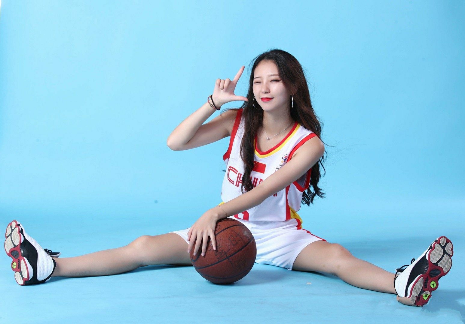 cba篮球宝贝哪个队最漂亮(CBA“最美篮球宝贝”,黄逸辉穿球衣拍写真,她是郭艾伦的粉丝?)