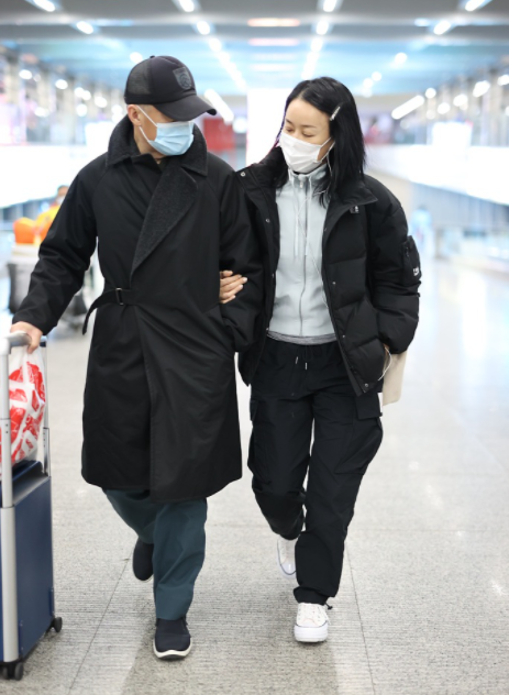 那英夫妇挽臂出行,身价上亿只穿600元棉袄,富