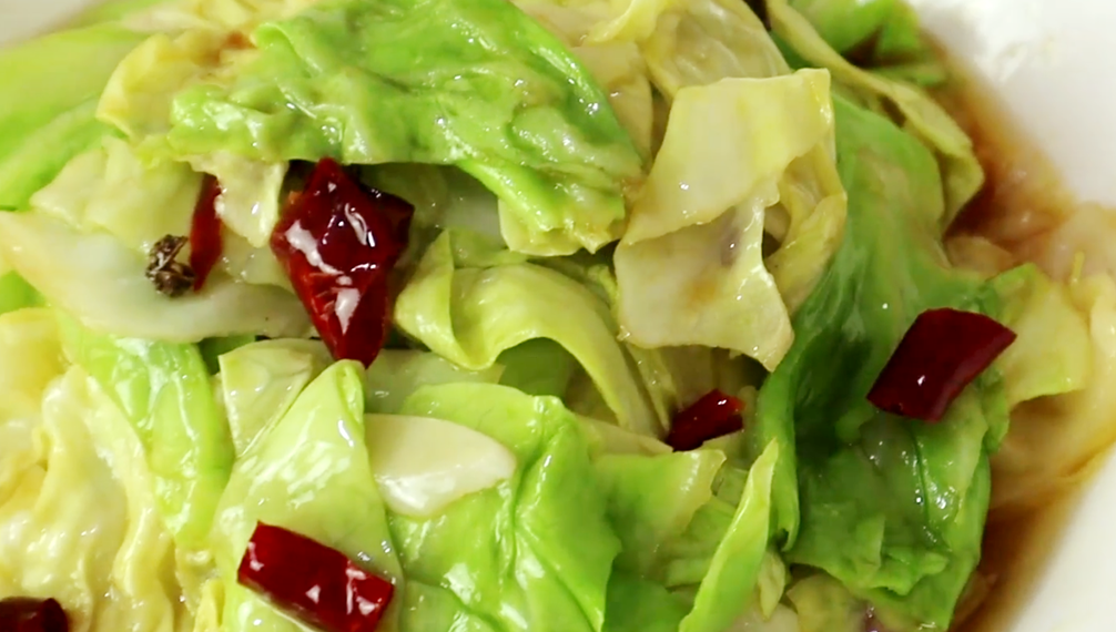 炒包菜，直接下锅出水又变色，多加1步，包菜鲜嫩爽脆，比肉还香