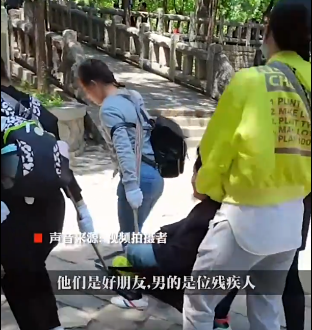 男子梦想爬泰山看日出，却因残疾无法实现，4位女伴：抬你上去