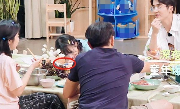 郑爽被比下去了？同框谭松韵毫无偶像包袱，差