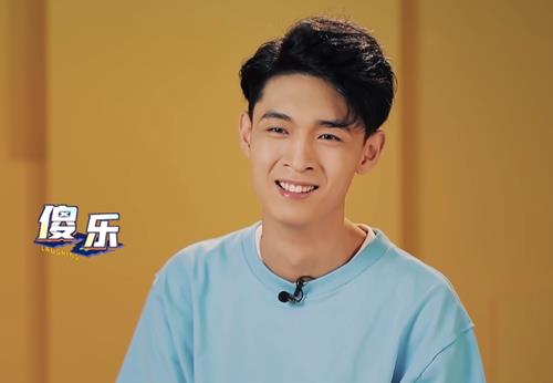 秦霄贤200元一双的鞋子火了，看到他上脚效果，网友：潮男必备