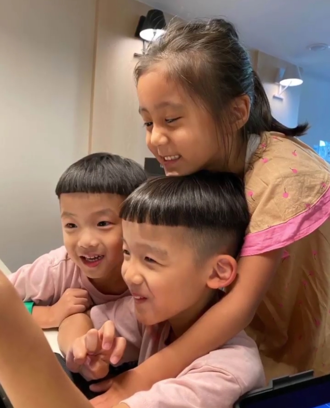 陈建州晒儿子和咘咘互喂零食超浪漫，修杰楷大方同意飞飞追咘咘