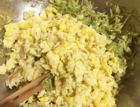 图片[4]-8毛钱一斤 夏天我常包饺子给家人吃 比韭菜鸡蛋馅的更香更好吃-起舞食谱网