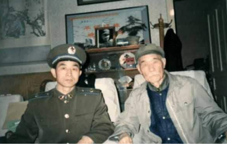 老人拜访军区司令，不料被挡在门外，司令 知道