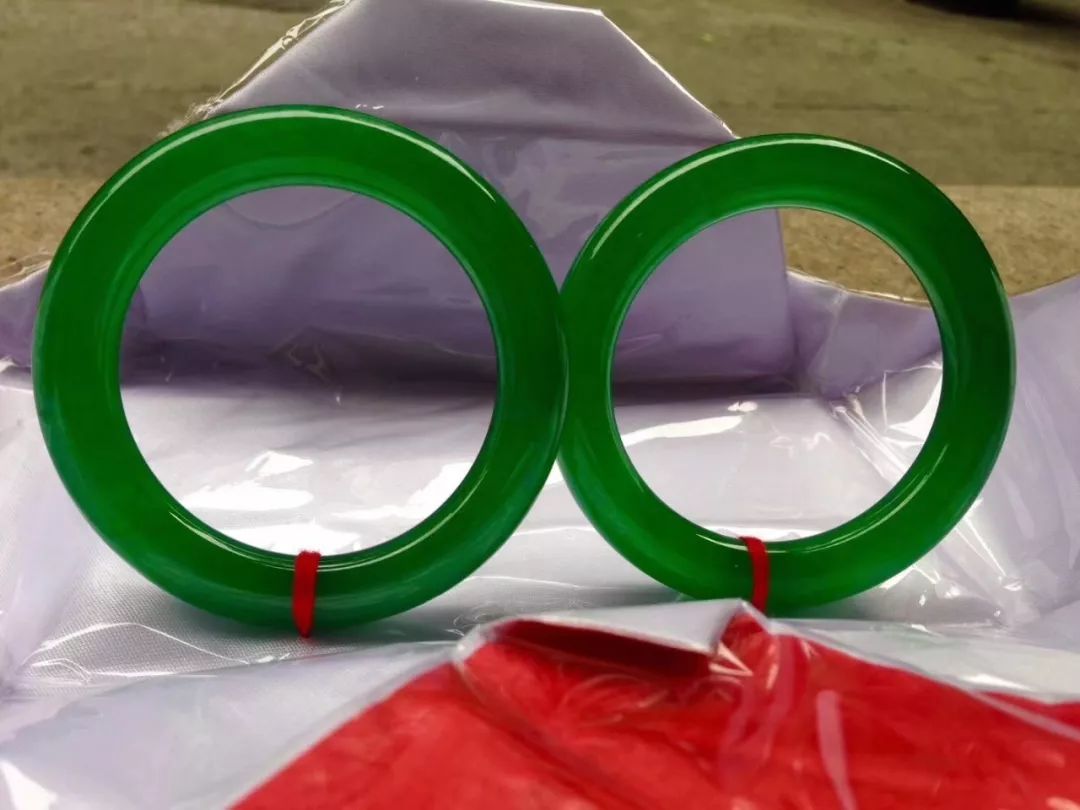 黄渤也是翡翠行家！60000买的翡翠手镯现已升值至百万元！