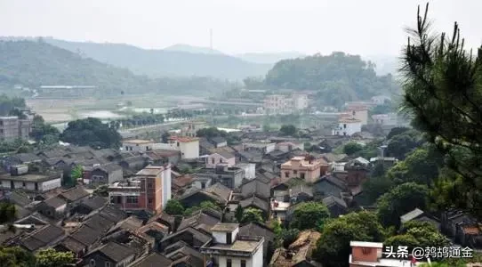 农村盖房怪象：总是要抬高地基，比邻居的高才