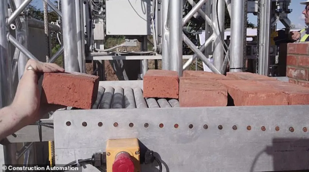 英国第一栋由机器人建造的房子：机器人“搬砖”，工人“添砖”