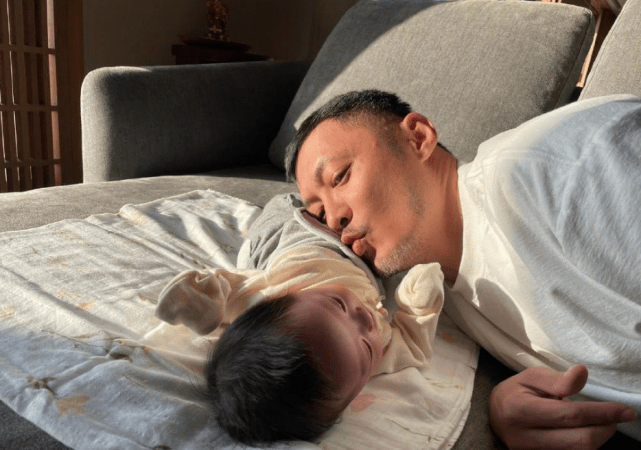 余文乐罕晒与女儿合照，28周早产妹妹长势喜人，全身肉嘟嘟萌翻