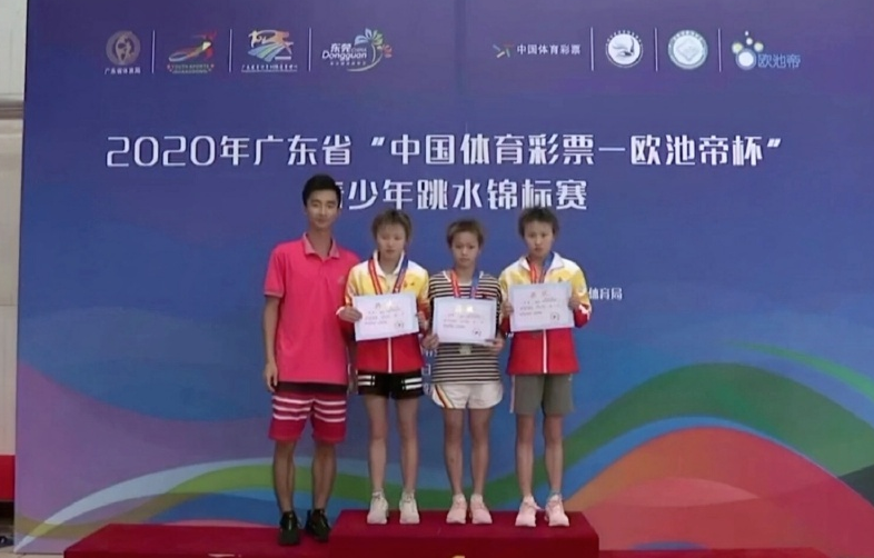 仅1年，全红婵变颁奖嘉宾！大幅照片被挂在母校，变身巨星遭围观