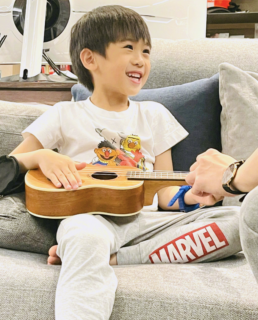 林志穎曬次子學烏克麗麗有模有樣，老三盯著哥哥眼神放空萌態足