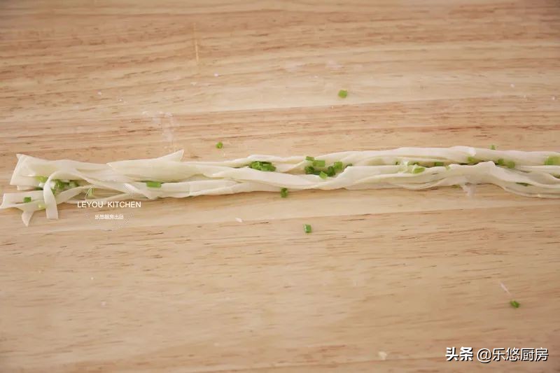 几个剩饺子皮，一把葱花，简单几步，烙一锅丝丝分明的饼