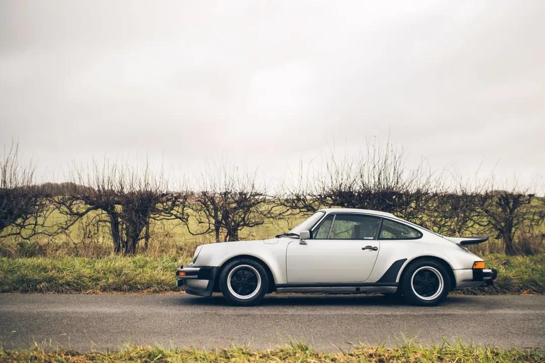 这款保时捷911仅仅改动了外观，却比普通版贵出了80万