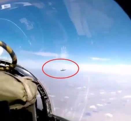 海峡上空爆发激烈狗斗！大国舰载机被连续咬尾