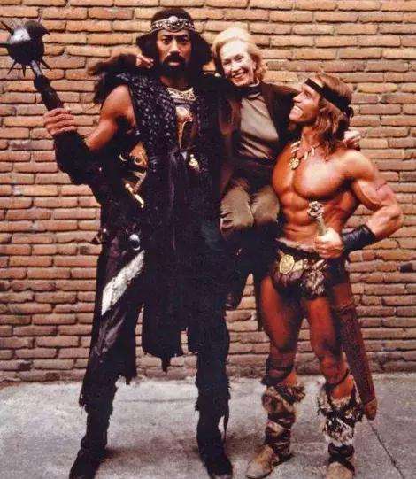 巨石強森也不敢站NBA球員身邊？瞬間變成“小石頭”，差距太大