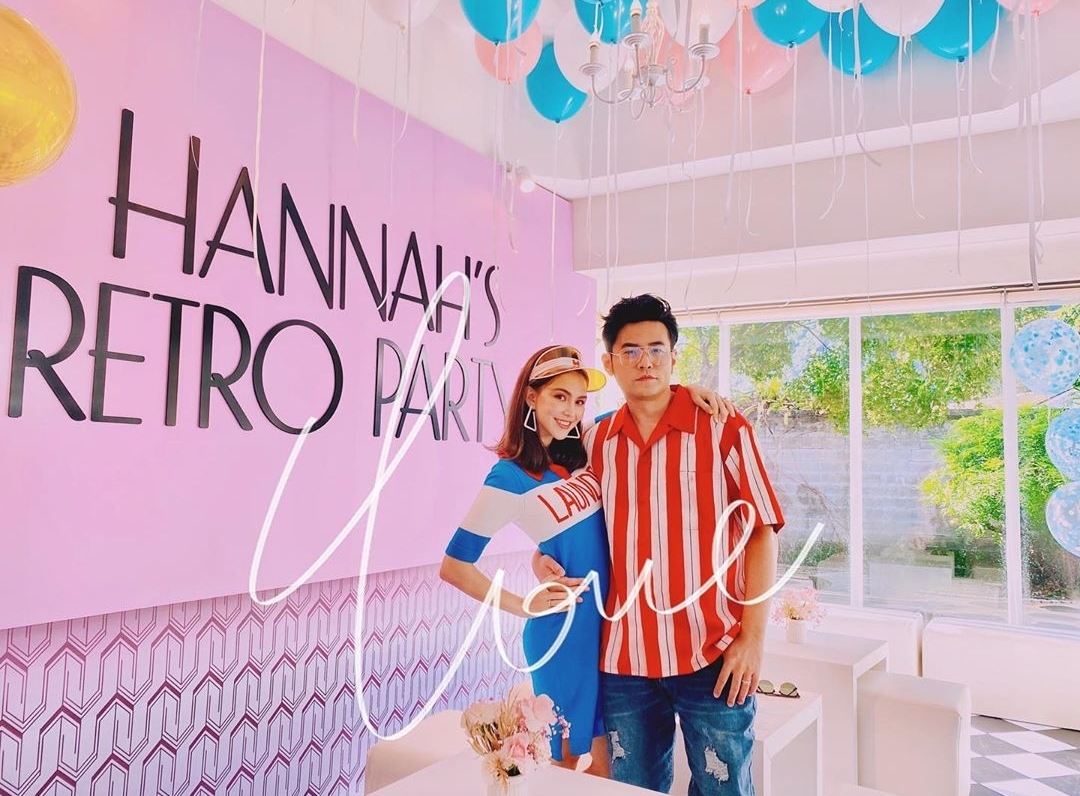 周杰倫衣服上奶茶圖案太逼真，兒子假裝用吸管品茶，畫面詼諧有趣