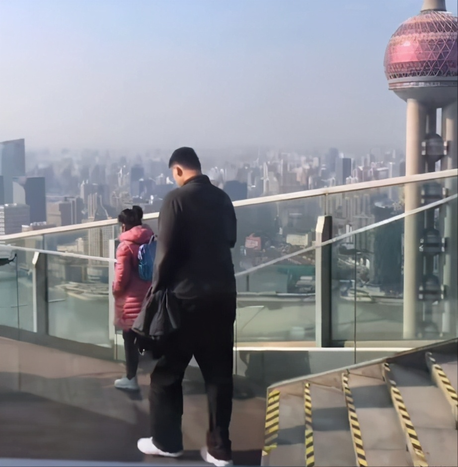 姚明攜女兒外出，他身高突兀10歲女兒身高超1米7，側臉太像爸爸