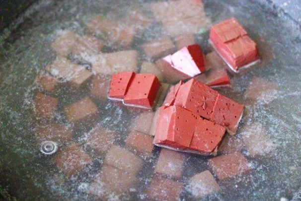 When frying pig blood, it is best not to put it in the pot directly. Do one more step. The blood is smooth and not fishy. It is delicious