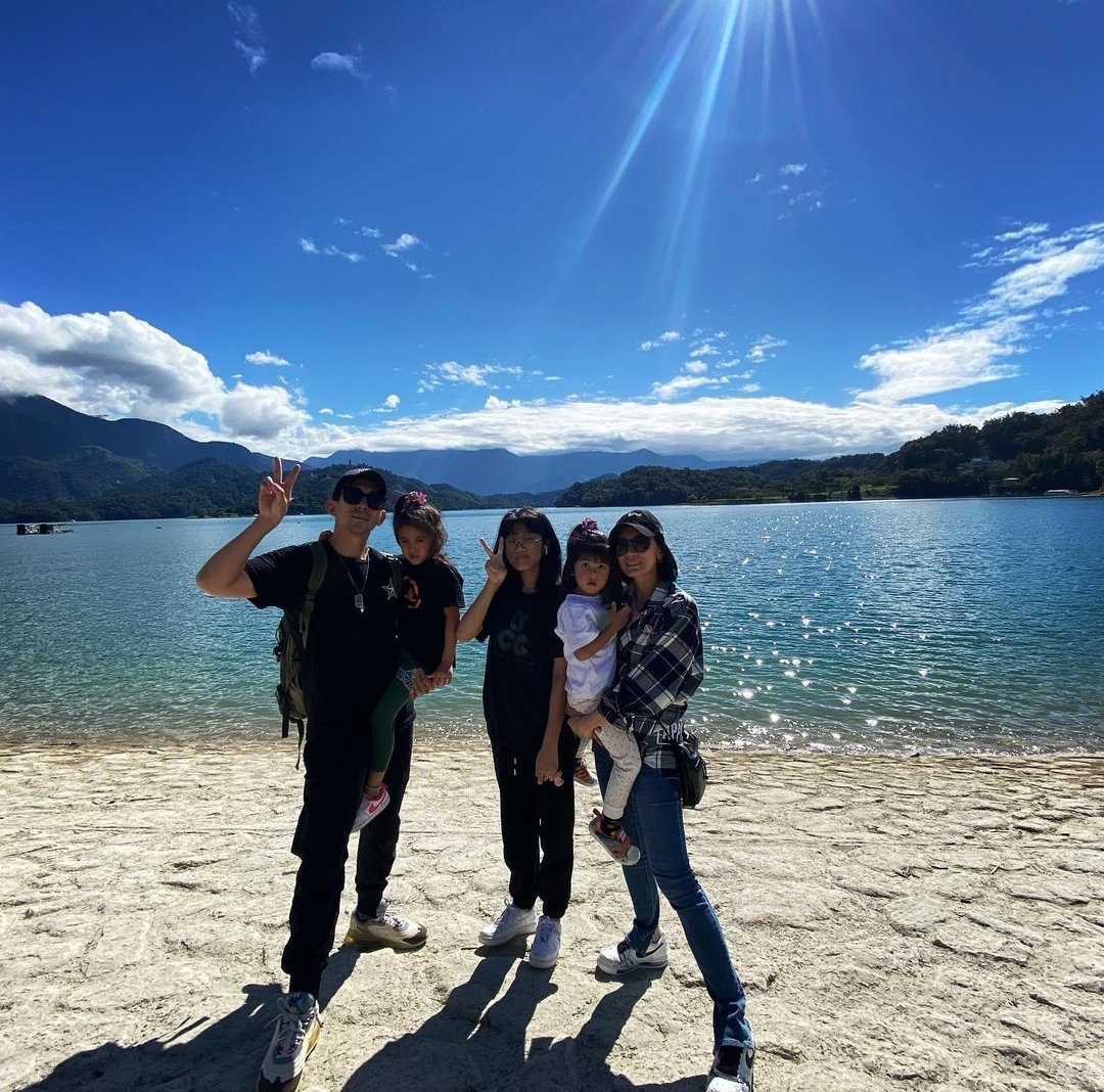 贾静雯晒一家五口游日月潭，与修杰楷恩爱同框，咘咘表情搞怪抢镜