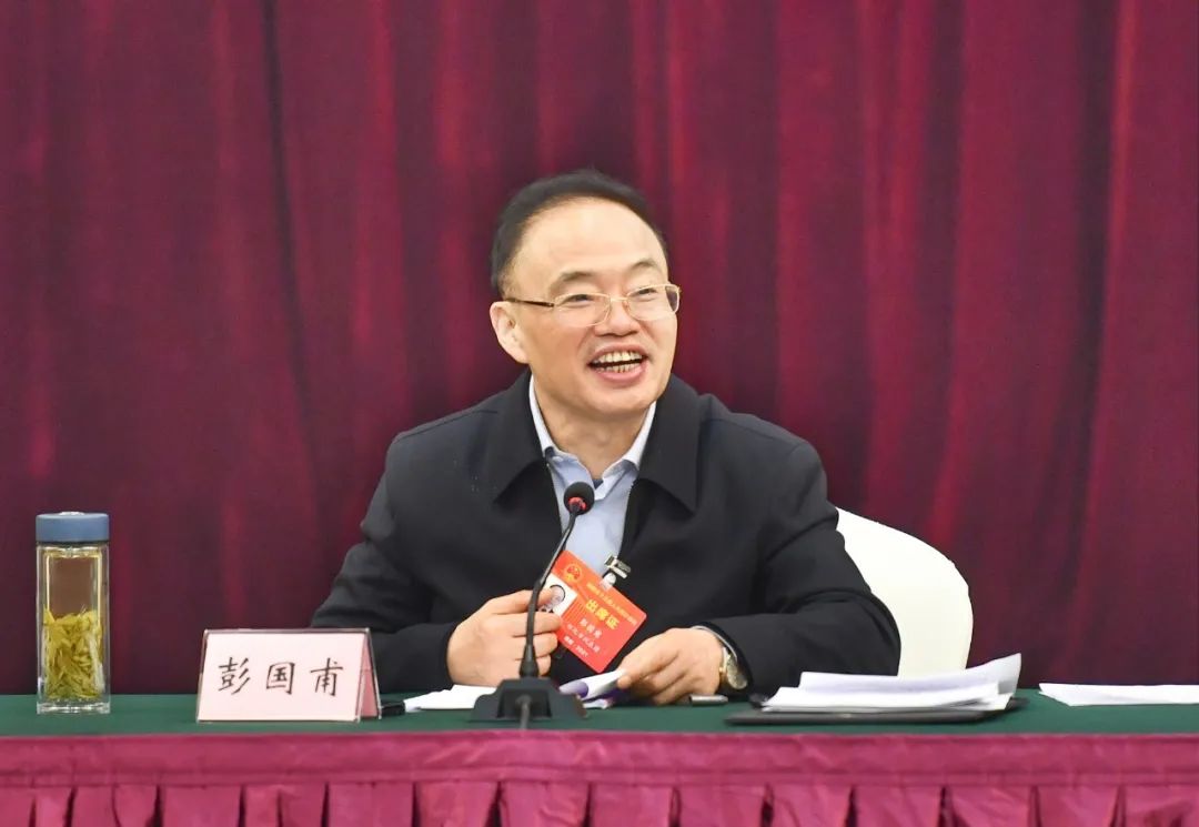 ​怀化代表团举行第六次全体会议