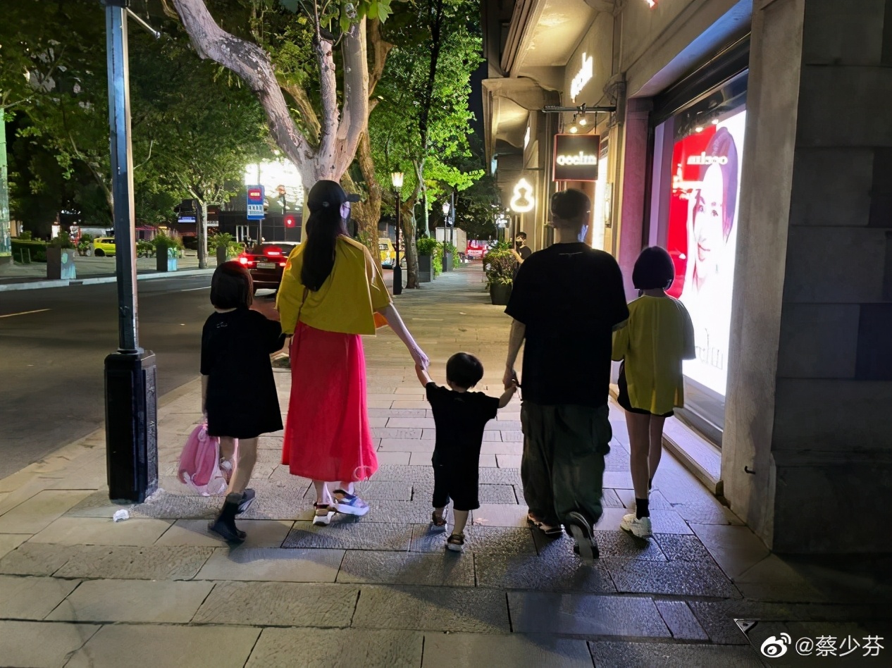 蔡少芬晒全家背影照，手臂瘦到青筋暴起，2岁儿子乖萌眉眼似张晋