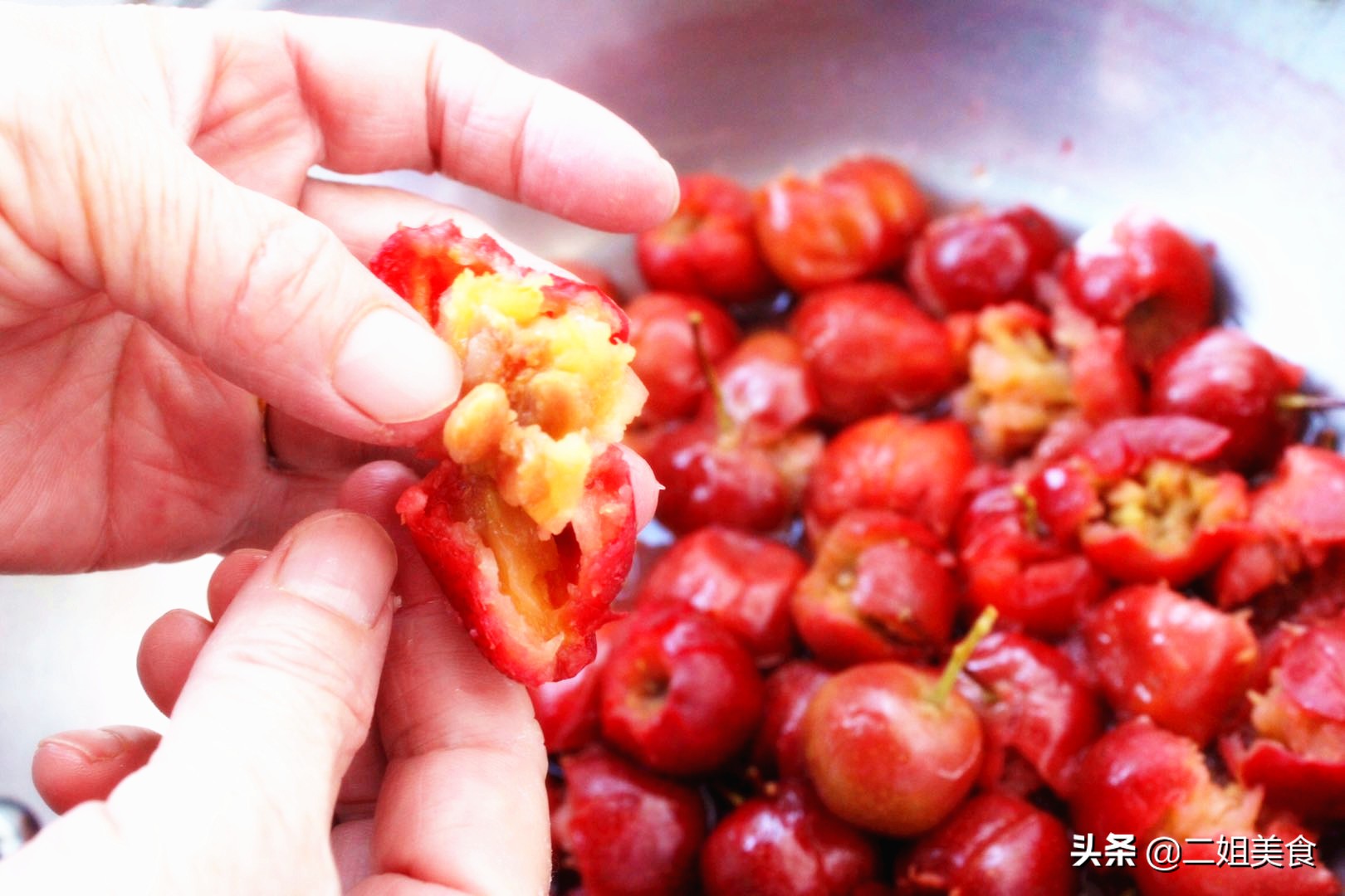 秋天山楂便宜，买几斤在家做山楂糕，酸甜可口，不用出去买