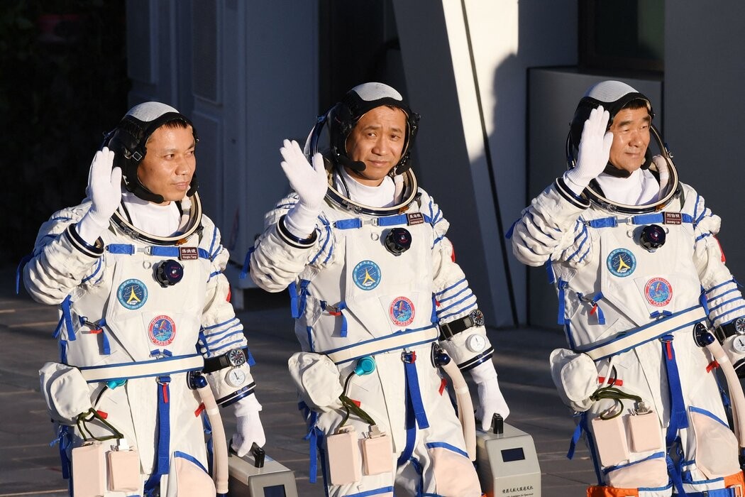 中国人上了自己的空间站，航天员醒来安装WiFi，在太空吃鱼香肉丝