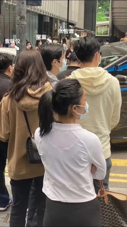 袁詠儀一家逛街被偶遇，兒子罕露面身高直逼180，打扮陽光帥氣
