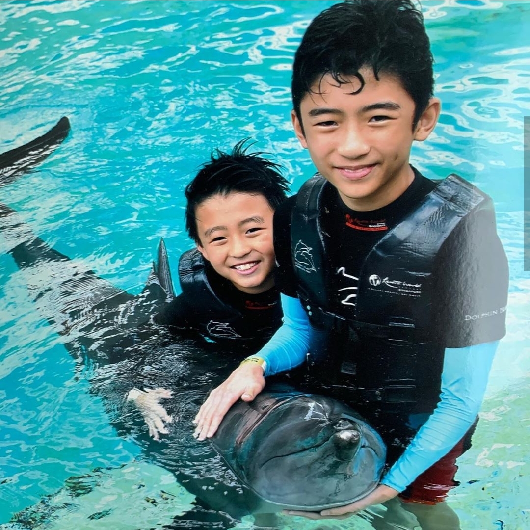 张柏芝机场被偶遇，次子小Q穿搭时髦，小儿子罕露眉眼颜值超高