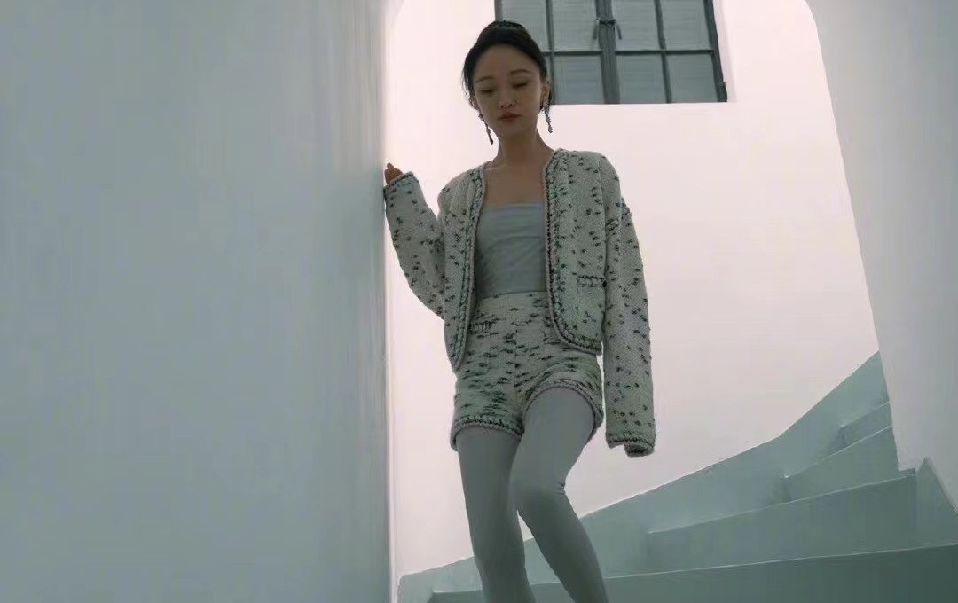 周迅穿香奈儿越来越大胆！优雅套装里穿土味弹力裤，居然都没翻车