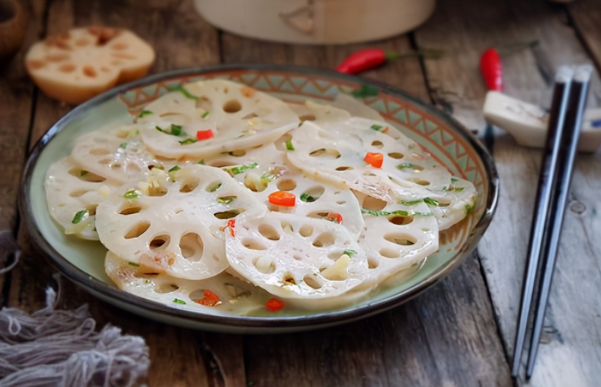 Boiled lotus root slices tend to turn black?  The chef teaches you a trick to ensure that the lotus root slices are not black, white, crisp and tasty