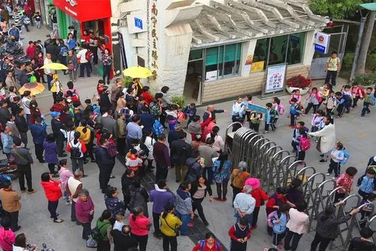 中国孩子要接送，日本孩子却独自上学，背后原