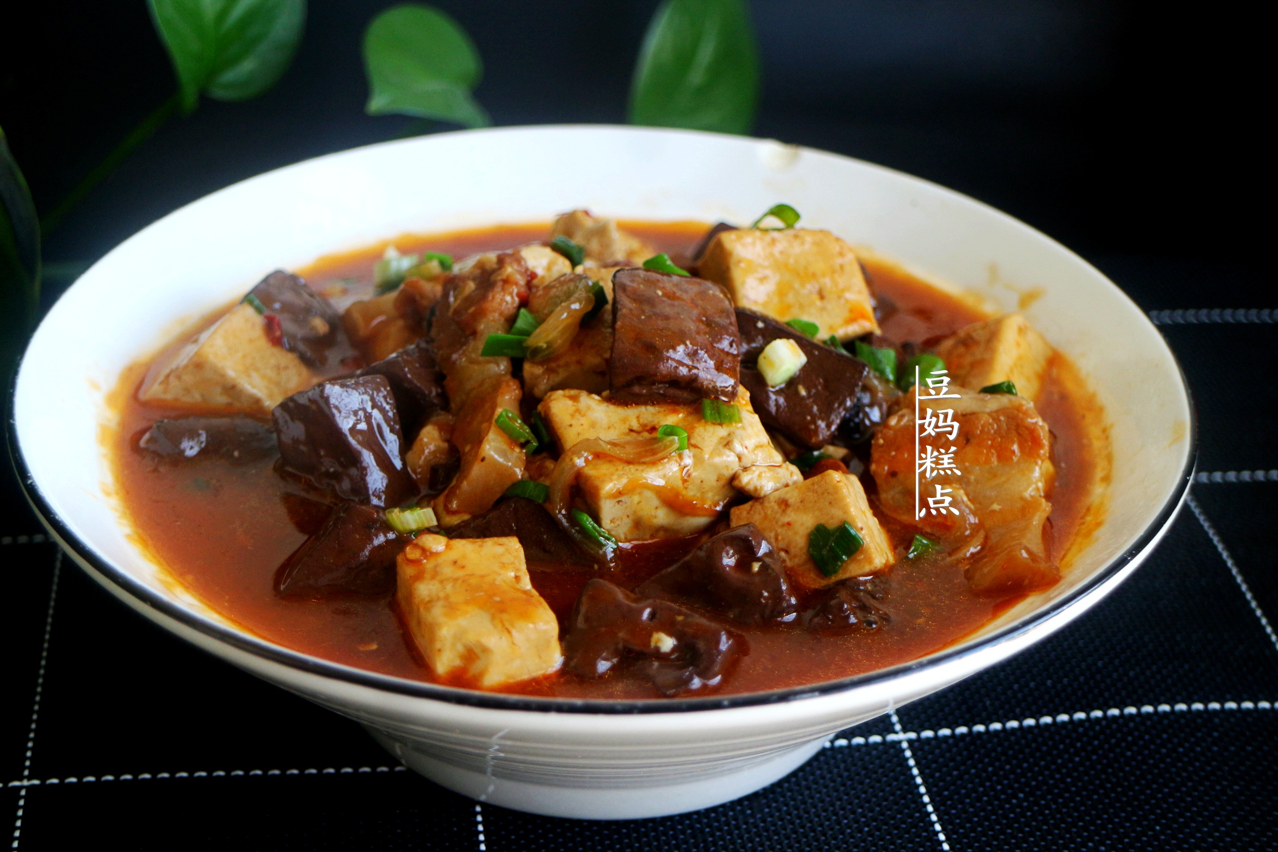 It’s almost the beginning of winter, the tofu is stewed like this, it’s warm and home-cooked, and I love it since childhood.