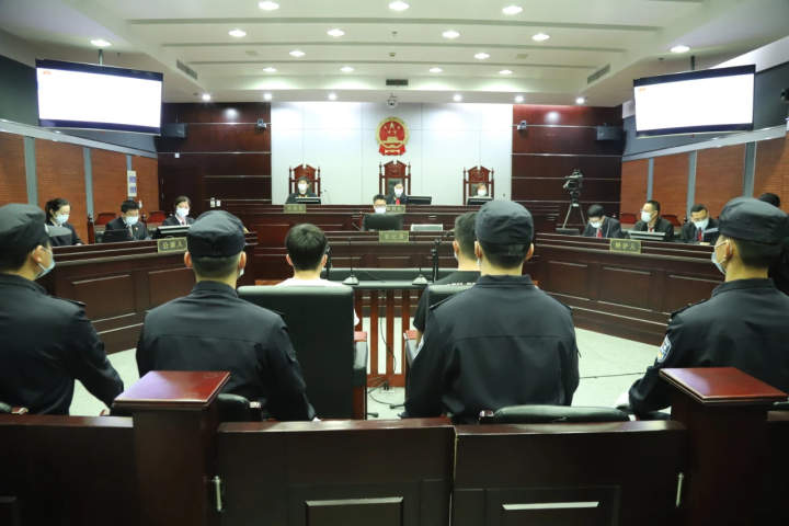 “女子取快递被造谣案”宣判 二被告人以诽谤罪获刑一年、缓刑二年