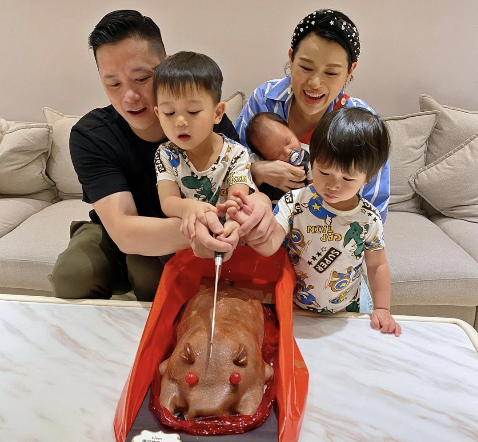 胡杏兒老公曬兒子萌照，奕霆大口塞薯條吃出表情包，秒變在線吃播