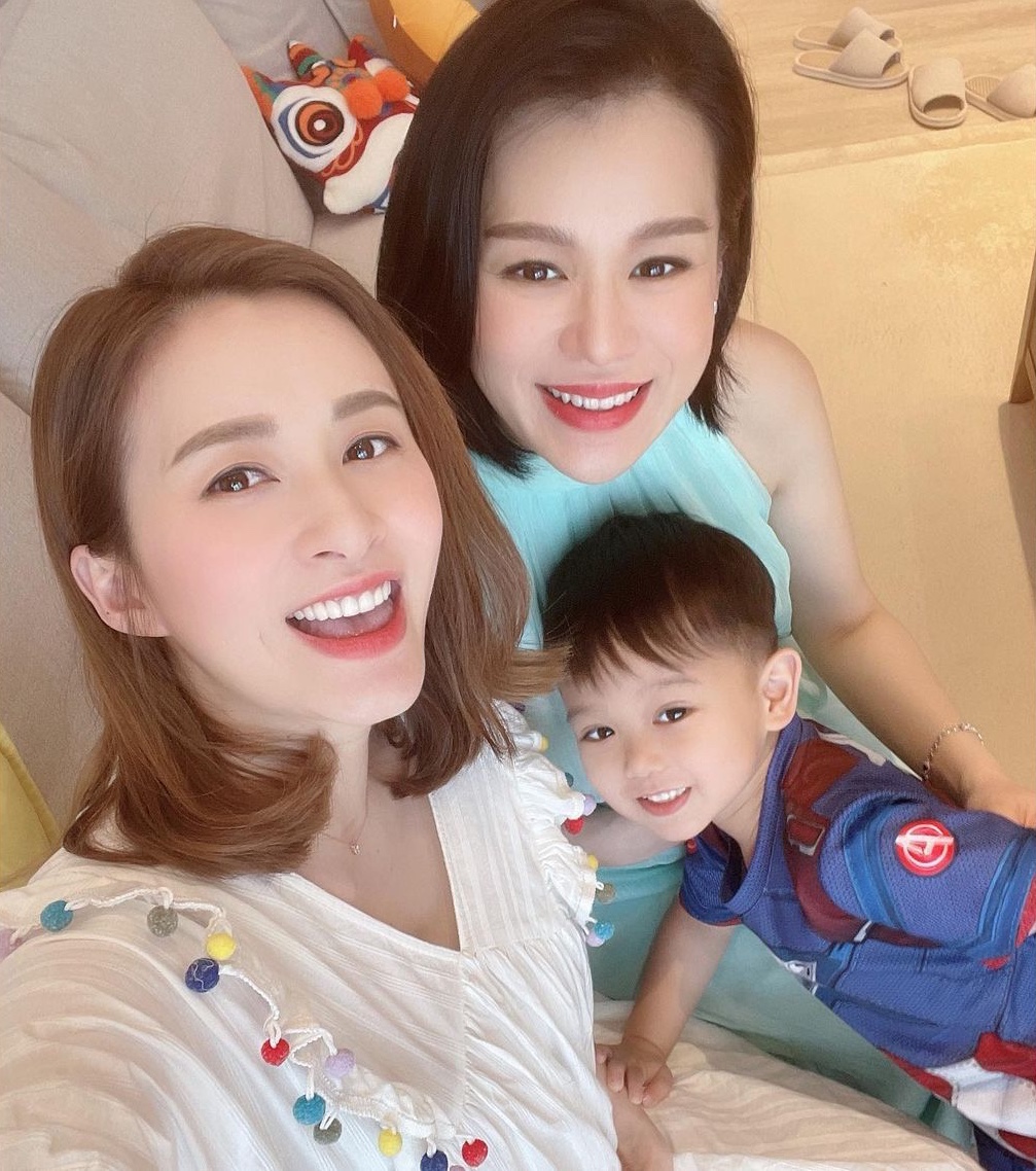 胡杏兒沈卓盈挺孕肚聚會，倆孕媽同框超養眼，奕霆當攝影師幫拍照
