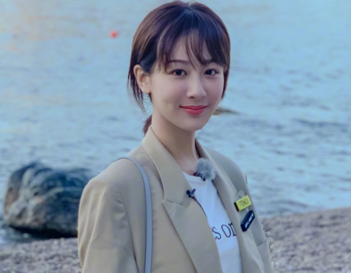 杨紫成功追星赵薇，与偶像合影在网上传开，两人素颜成关注焦点