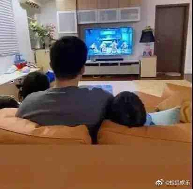 霍启刚与女儿看跳水 曝光家中客厅：看不懂可以问妈妈