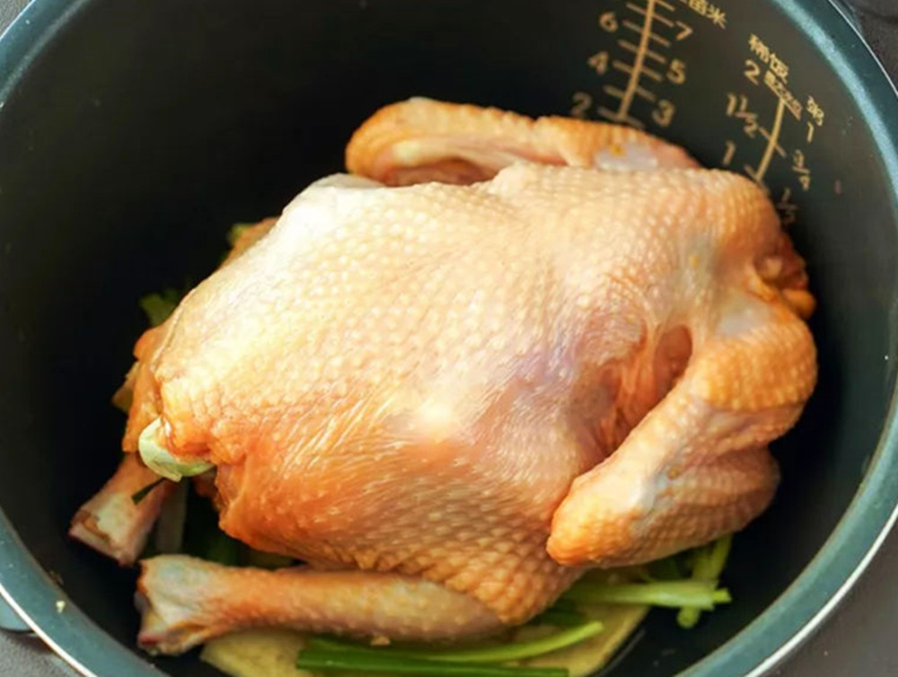 1只鸡放进电饭锅，不加一滴油和水，软烂脱骨，比广东烤鸡还好吃