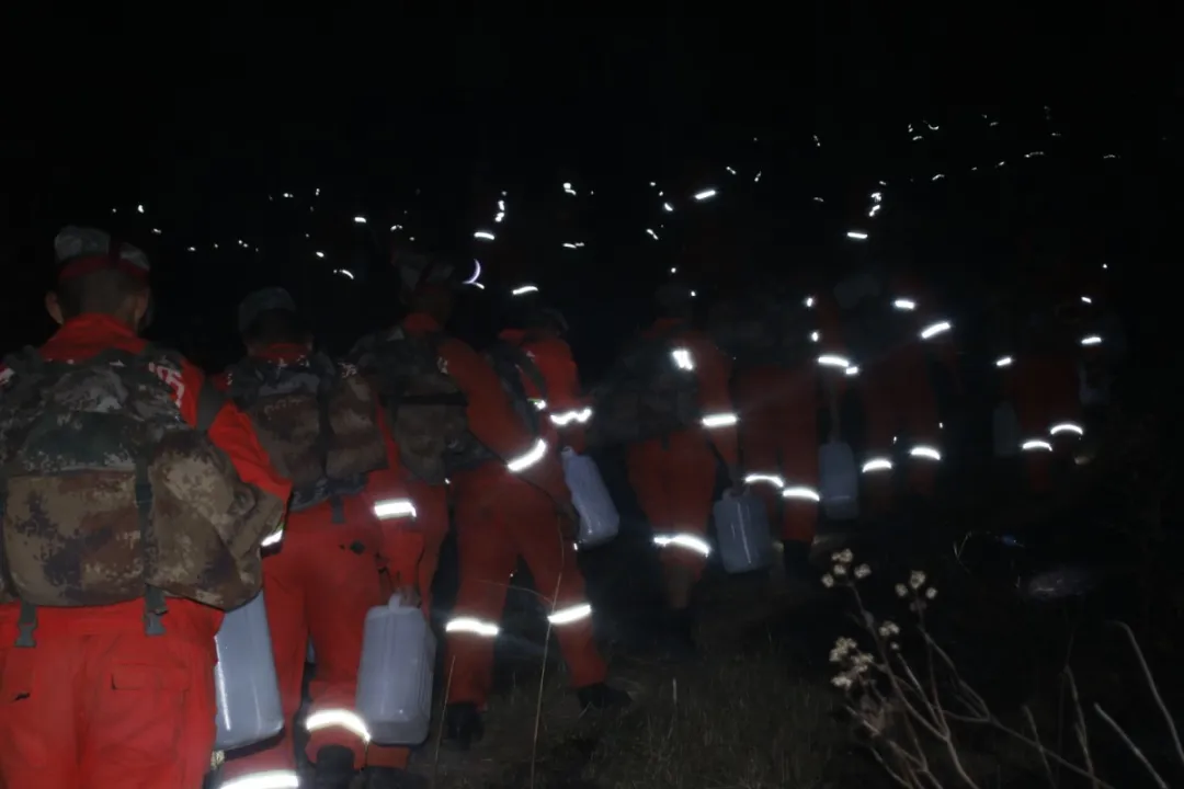 突发森林大火，600余名官兵火速增援