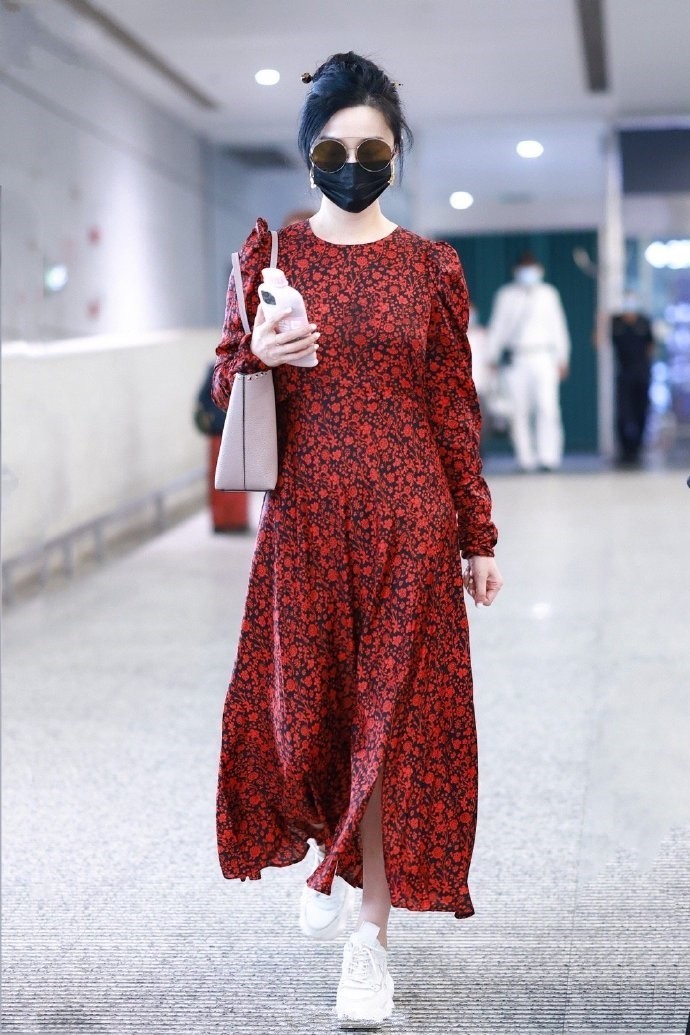 大衣哥儿子为媳妇庆生，陈亚男穿紧身裙出镜，网友：小伟捡到宝了