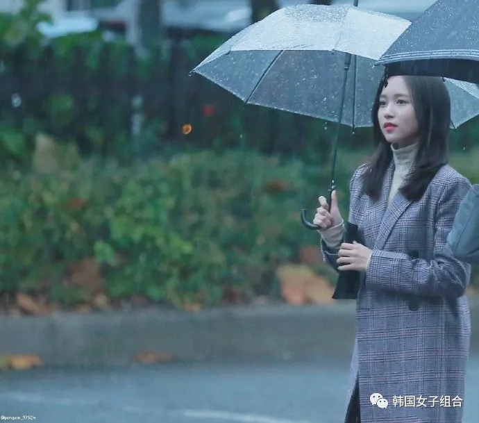 只是在下雨天撑了一把伞的这位女团爱豆,淡雅又有氛围感
