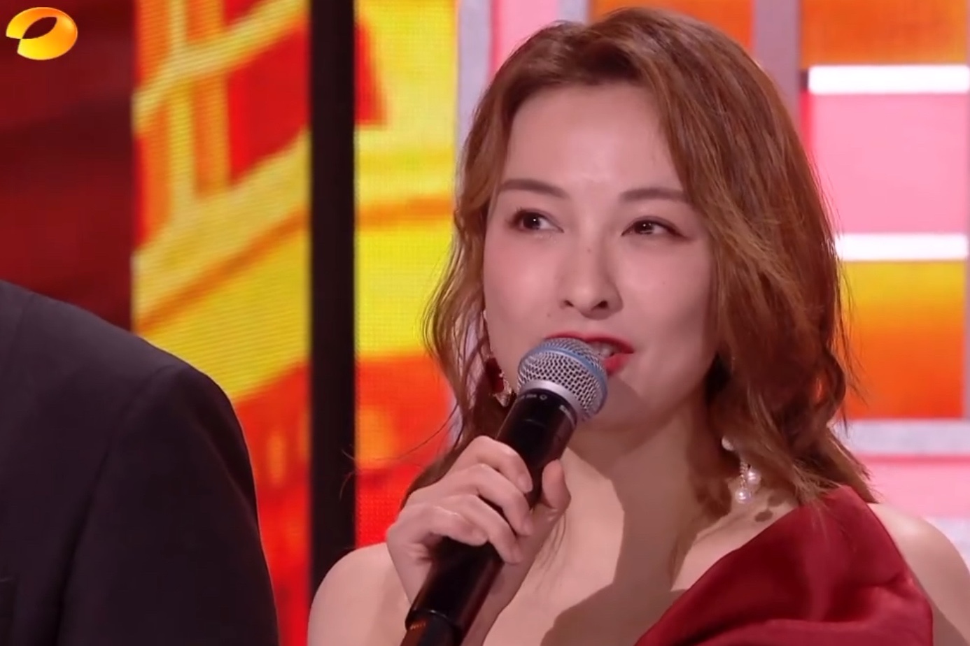 Mango stage spring late state is much! Huang Ling is sung by doubt holiday, li Fei doubt forgets to lift mike expression flurried