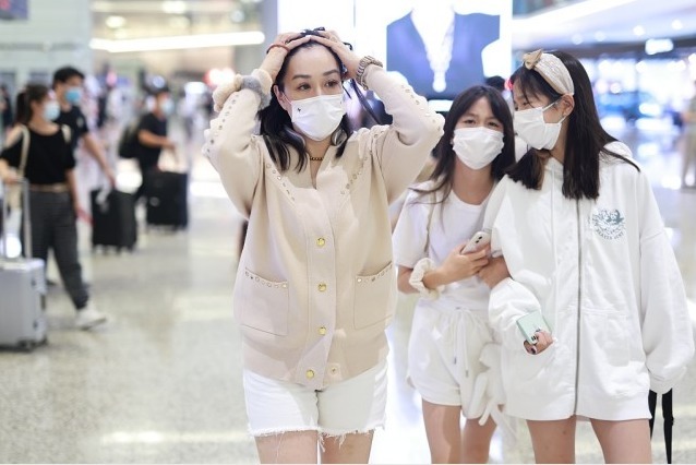 钟丽缇与女儿走机场，针织开衫配白色短裤超洋气，母女美如姐妹花