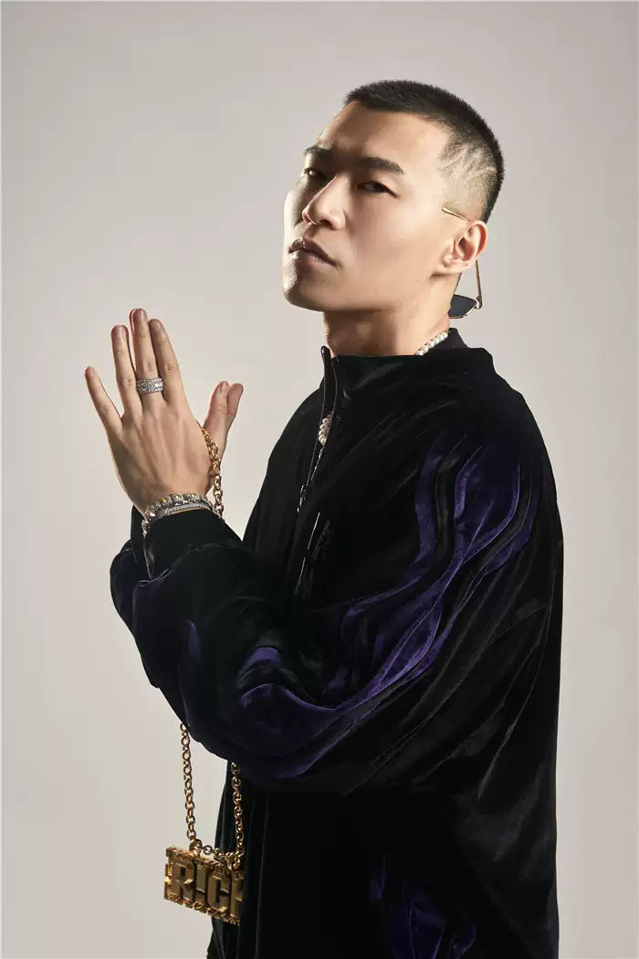 李尔新因在节目现场丢链子而一战成名,挑衅gai需要的实力而不是花招