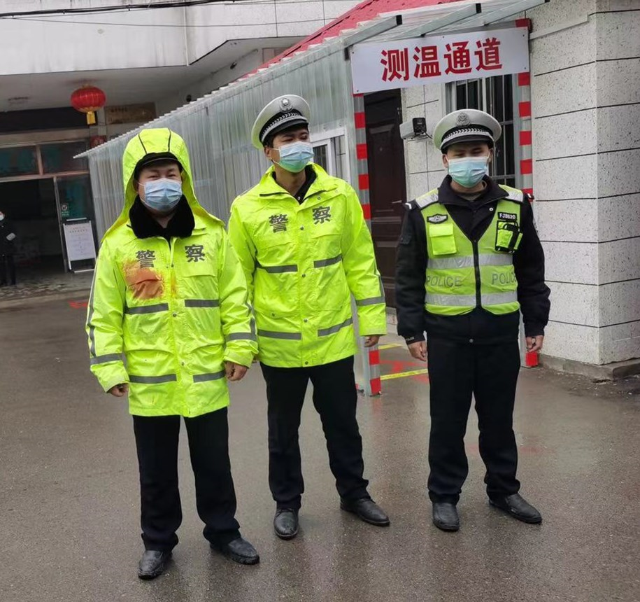 鄂州交警暖心救助一名受伤老人