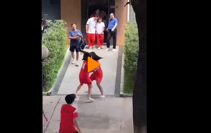 何威仪拎包，陈艾森护送，全红婵变团宠，小队员偶遇红姐兴奋捂嘴