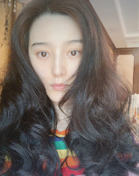 重回巅峰？范冰冰以公益大使身份登杂志封面，