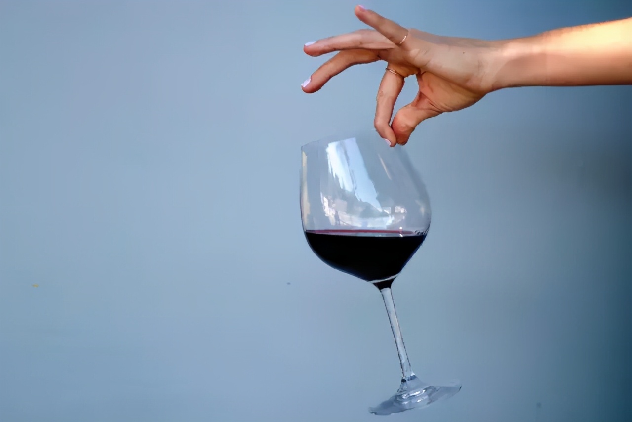 你握葡萄酒杯的方式，透露了你的层次