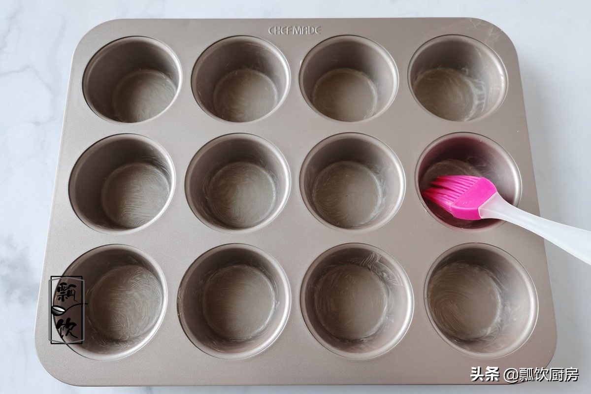 九月南瓜香，做成可口小蛋糕，营养又美味，孩子用手拿着吃超棒